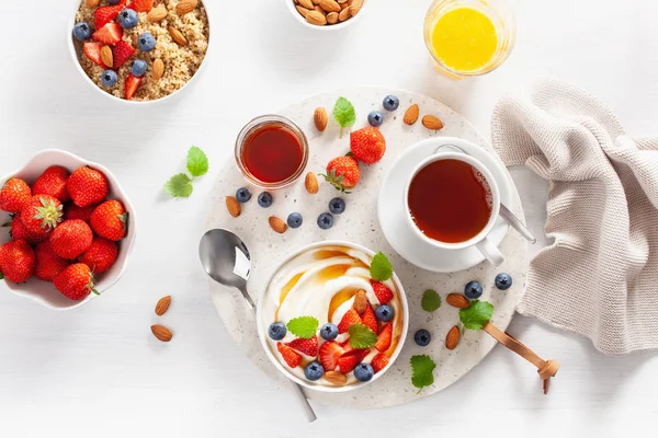 Joghurt Mit Erdbeer Blaubeer Honig Mandel Und Quinoa Zum Frühstück — Stockfoto