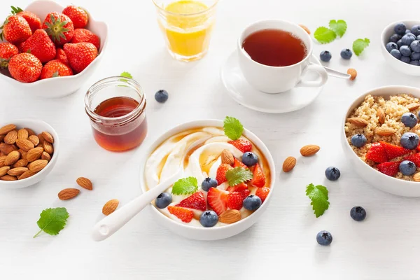 Yaourt Aux Fraises Miel Myrtille Amande Quinoa Pour Petit Déjeuner — Photo