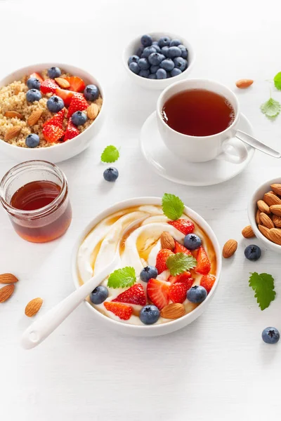 Joghurt Mit Erdbeer Blaubeer Honig Mandel Und Quinoa Zum Frühstück — Stockfoto