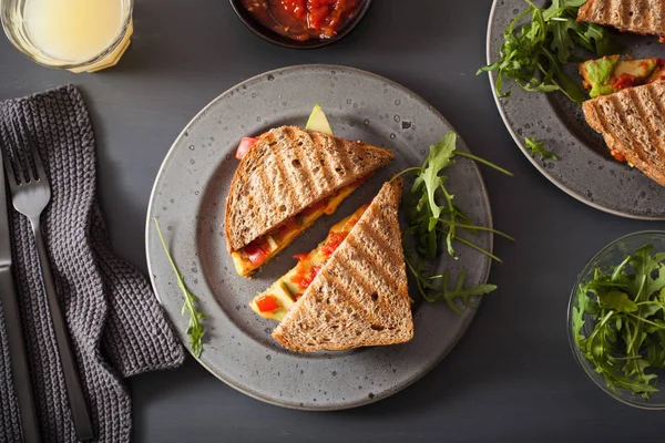 Grillad Ostsmörgås Med Avokado Och Tomat — Stockfoto