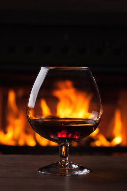 bir bardak konyak şömine önünde