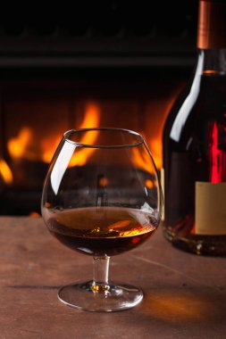 bir bardak konyak şömine önünde