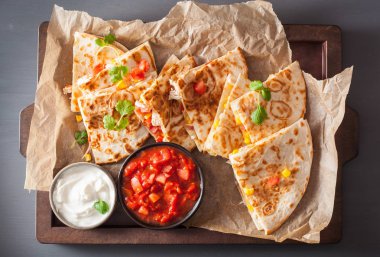 Mexican quesadilla tavuk, domates, Mısır ve peynir ile