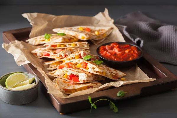 Quesadilla Mexicana Con Pollo Tomate Maíz Dulce Queso — Foto de Stock