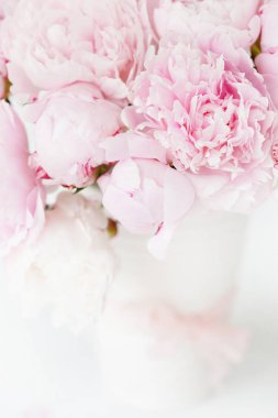 Vazoda güzel pembe şakayık çiçekleri.