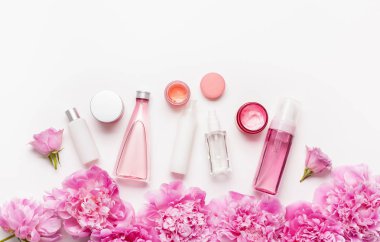 banyo ve spa yatıyordu, şakayık çiçekleri cilt bakım ürünleri düz