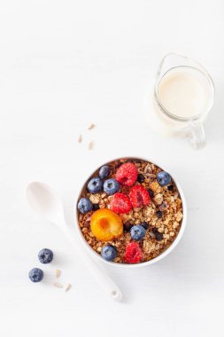 berry meyve somun, kahvaltı için sağlıklı granola vegan süt