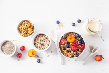berry meyve somun, kahvaltı için sağlıklı granola vegan süt