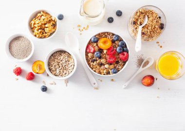 berry meyve somun, kahvaltı için sağlıklı granola vegan süt