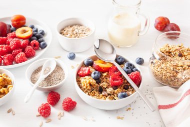 berry meyve somun, kahvaltı için sağlıklı granola vegan süt