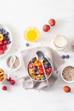 berry meyve somun, kahvaltı için sağlıklı granola vegan süt