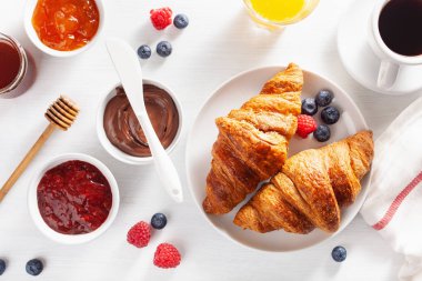 Continental kahvaltı kruvasan, reçel, çikolata yayıldı ve kahve. Üstten görünüm