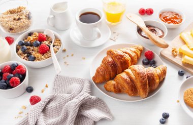 granola, berry, fındık, kruvasan, reçel, çikolata yayıldı ve kahve ile sağlıklı kahvaltı