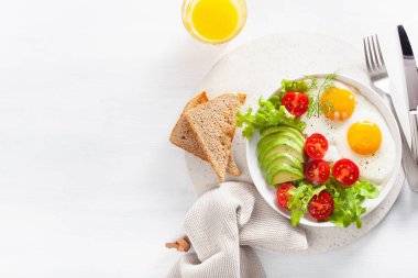 sağlıklı kahvaltı düz yatıyordu. Sahanda yumurta, avokado, domates, tost