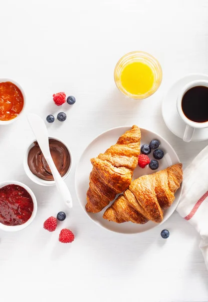 クロワッサン ジャム チョコスプレッド コーヒーとコンチネンタル朝食 トップ ビュー — ストック写真