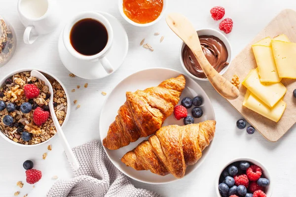 Petit Déjeuner Sain Avec Granola Baies Noix Croissant Confiture Tartinade — Photo