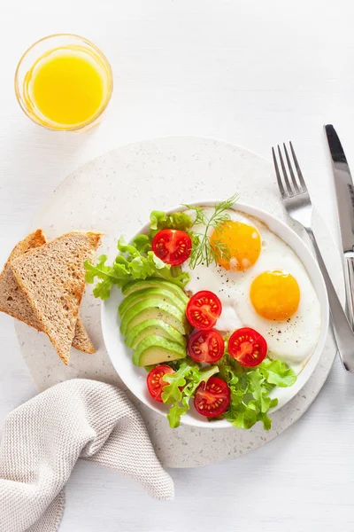 Petit Déjeuner Sain Appartement Laïc Oeufs Frits Avocat Tomate Pain — Photo