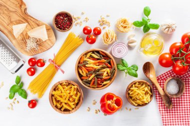 İtalyan cousine düz için malzemeler yatıyordu, Makarna Makarna penne düdük domates yağ sebze