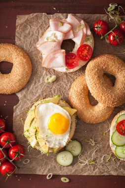 sandviç simit üzerinde çeşitli: yumurta, avokado, jambon, domates, peynir, Yonca filizi