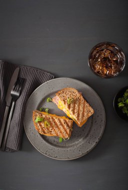 Kızarmış jambonlu ve peynirli sandviç.