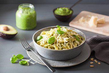 Avokado fesleğen pesto soslu spagetti makarna