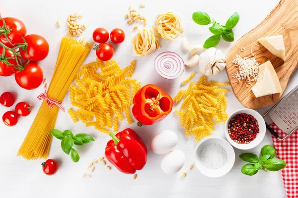 イタリア料理フラットのための原料を置く パスタ スパゲティ ペンネ フジッリ トマト油野菜 — ストック写真