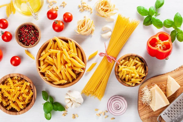 イタリア料理フラットのための原料を置く パスタ スパゲティ ペンネ フジッリ トマト油野菜 — ストック写真