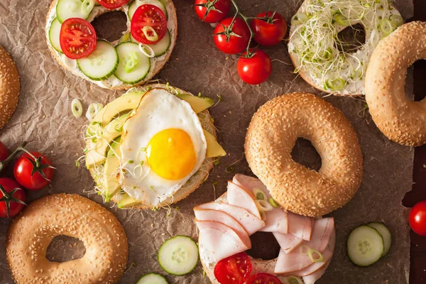 Diverse Broodjes Bagels Avocado Ham Tomaat Zachte Kaas Alfalfa Spruiten — Stockfoto