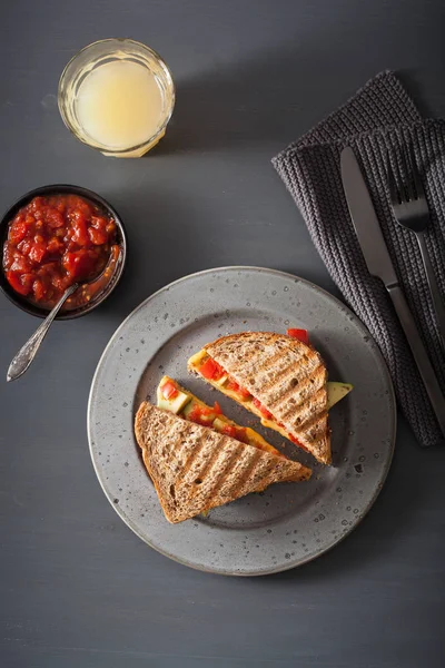 Sandwich Fromage Grillé Avec Avocat Tomate — Photo