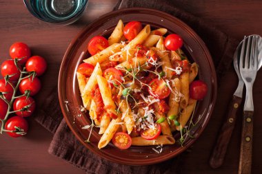 sebzeli penne makarna domates parmesan kekik ile