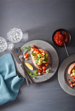 Avokado biber salsa ve fasulye ile pişmiş tatlı patates