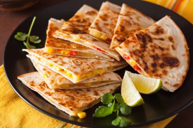 domates mısır peynirli Meksika quesadilla