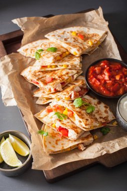 Mexican quesadilla tavuk, domates, Mısır ve peynir ile