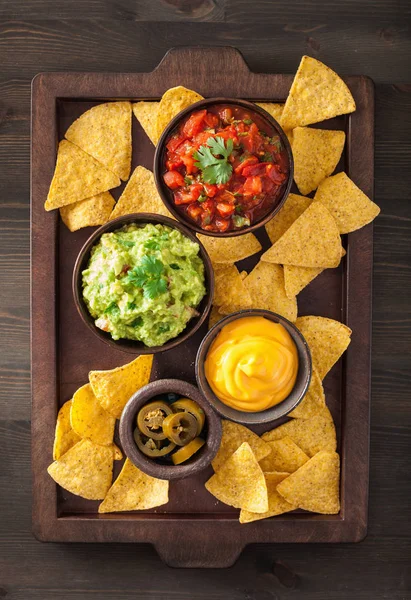 Meksiko Nachos Tortilla Chip Dengan Guacamole Salsa Dan Keju Dip — Stok Foto