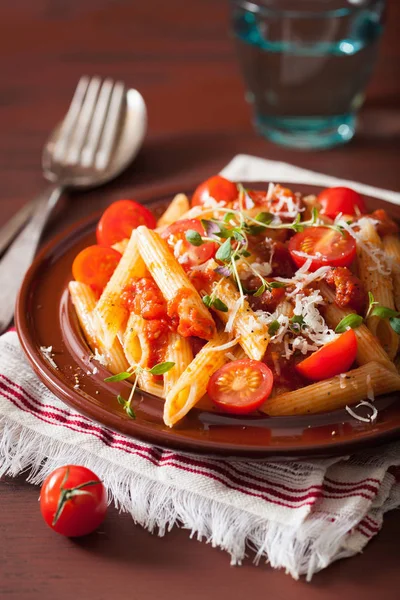 Warzywko Makaron Penne Pomidorami Parmezan Tymianek — Zdjęcie stockowe