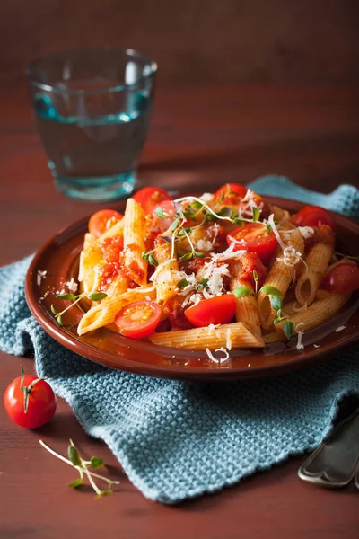 Veggie Penne Pasta Con Tomates Tomillo Parmesano —  Fotos de Stock