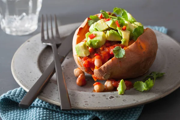 Batata Doce Assada Com Salsa Abacate Feijão — Fotografia de Stock