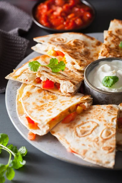 Mexikanische Quesadilla Mit Huhn Tomate Mais Und Käse — Stockfoto
