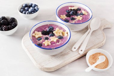 muz ve susam tohumu ile sağlıklı berry güler yüzlü kase