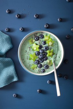 yaban mersini, kivi yıldız, chia tohum ile sağlıklı spirulina güler yüzlü kase