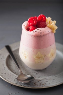 sağlıklı katmanlı ahududu muz smoothie cam