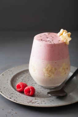 sağlıklı katmanlı ahududu muz smoothie cam