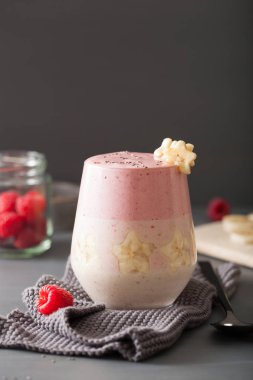 sağlıklı katmanlı ahududu muz smoothie cam