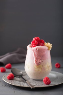 sağlıklı katmanlı ahududu muz smoothie cam