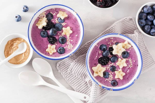 Gesunde Beeren Smoothie Schale Mit Banane Und Sesam — Stockfoto