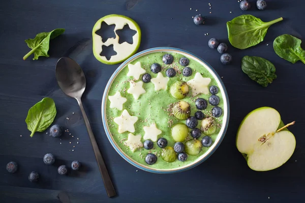 Gesunde Grüne Spinat Smoothie Schüssel Mit Blaubeere Apfelsternen Kiwi Chiasamen — Stockfoto