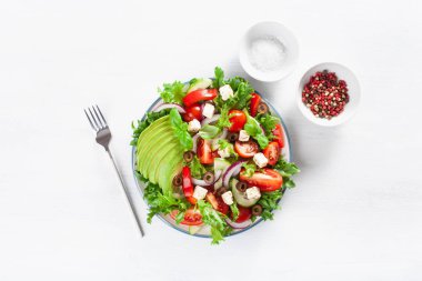 beyaz peynir, zeytin, salatalık, soğan, marul ile Yunan Biberi avokado domates salatası