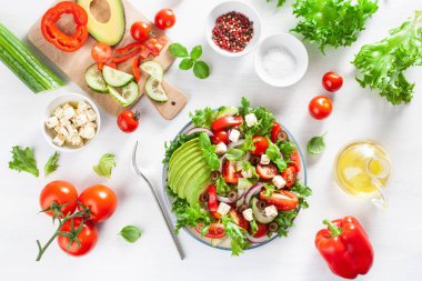 beyaz peynir, zeytin, salatalık, soğan, marul ile Yunan Biberi avokado domates salatası