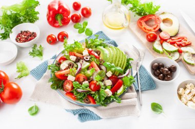 beyaz peynir, zeytin, salatalık, soğan, marul ile Yunan Biberi avokado domates salatası