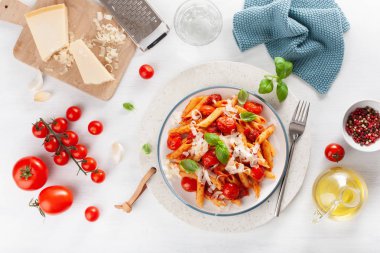 İtalyan penne makarna domates parmesan fesleğen ile